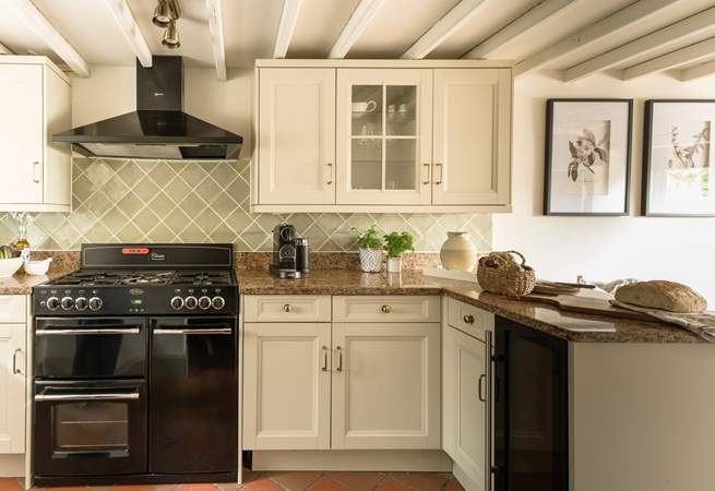 The range has a gas hob and an electric oven.