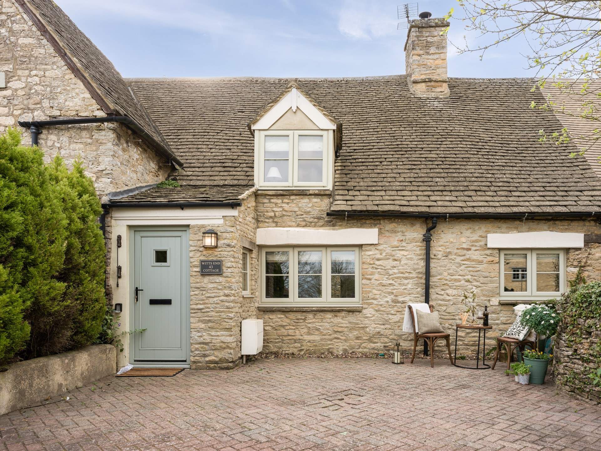 Witts End is a honey coloured stone cottage, picture perfect. 