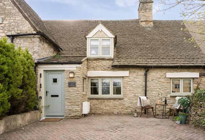 Witts End is a honey coloured stone cottage, picture perfect. 