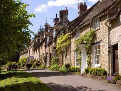 Nearby Burford offers plenty of shopping and eating experiences.