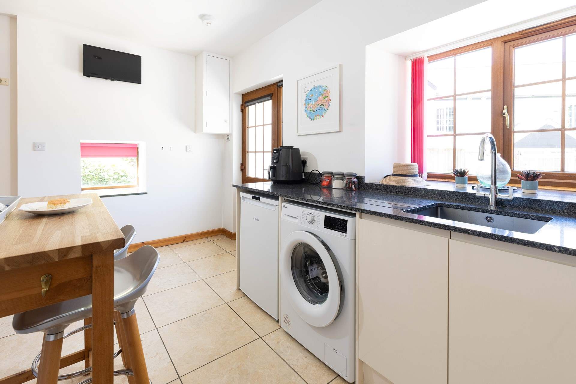 The light and bright kitchen. 
