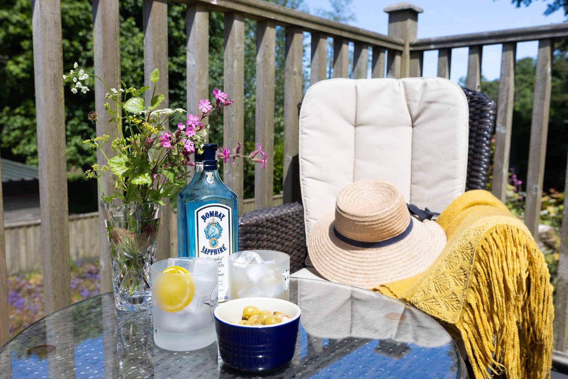 Time for a G&T on your private balcony. 