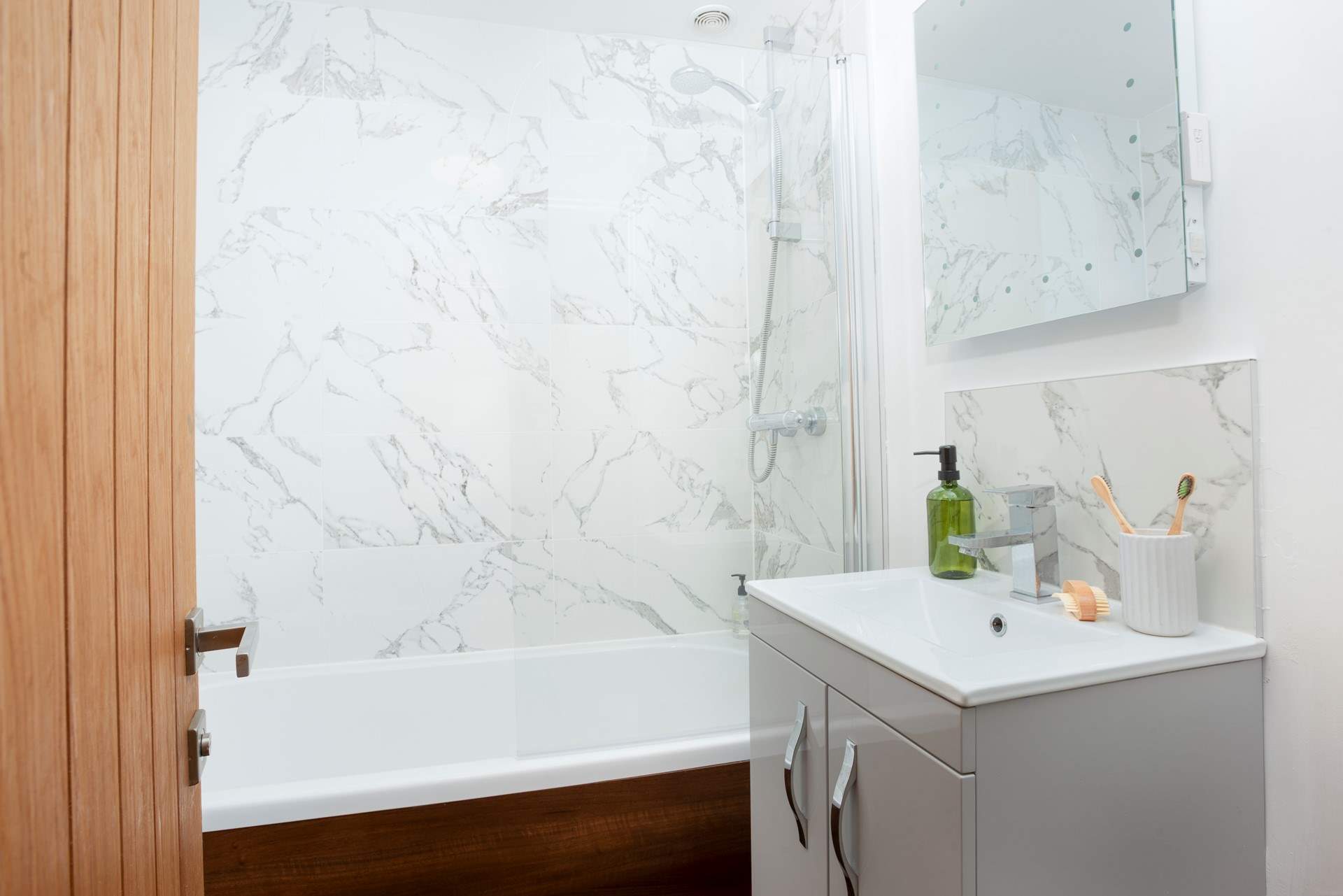 The cottage offers the choice of a bath or shower.