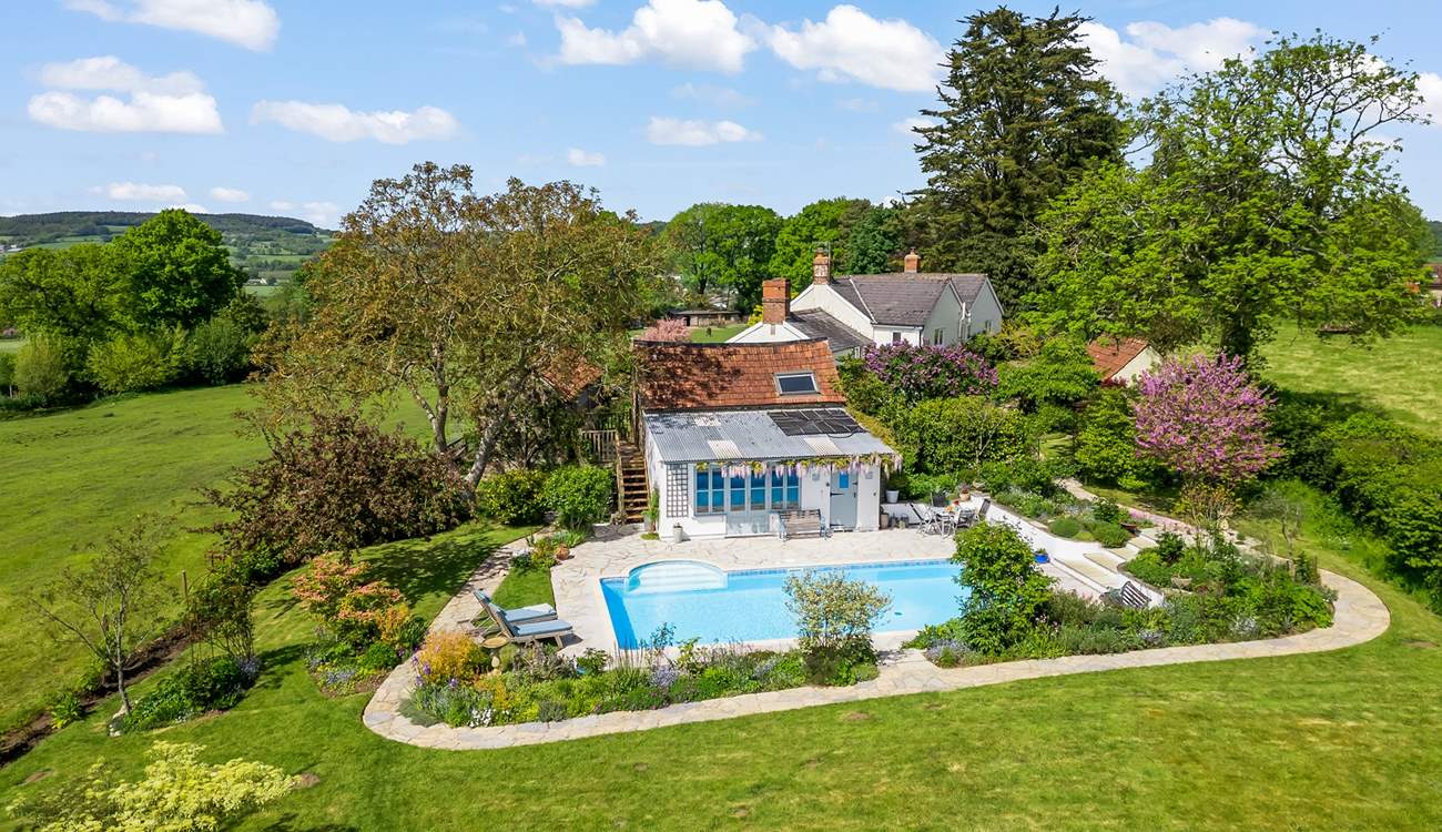 Shillings Cottage offers so much space and grandeur for two lucky guests. Please note, the summer house, seen to the front of the cottage, is not available to guests.