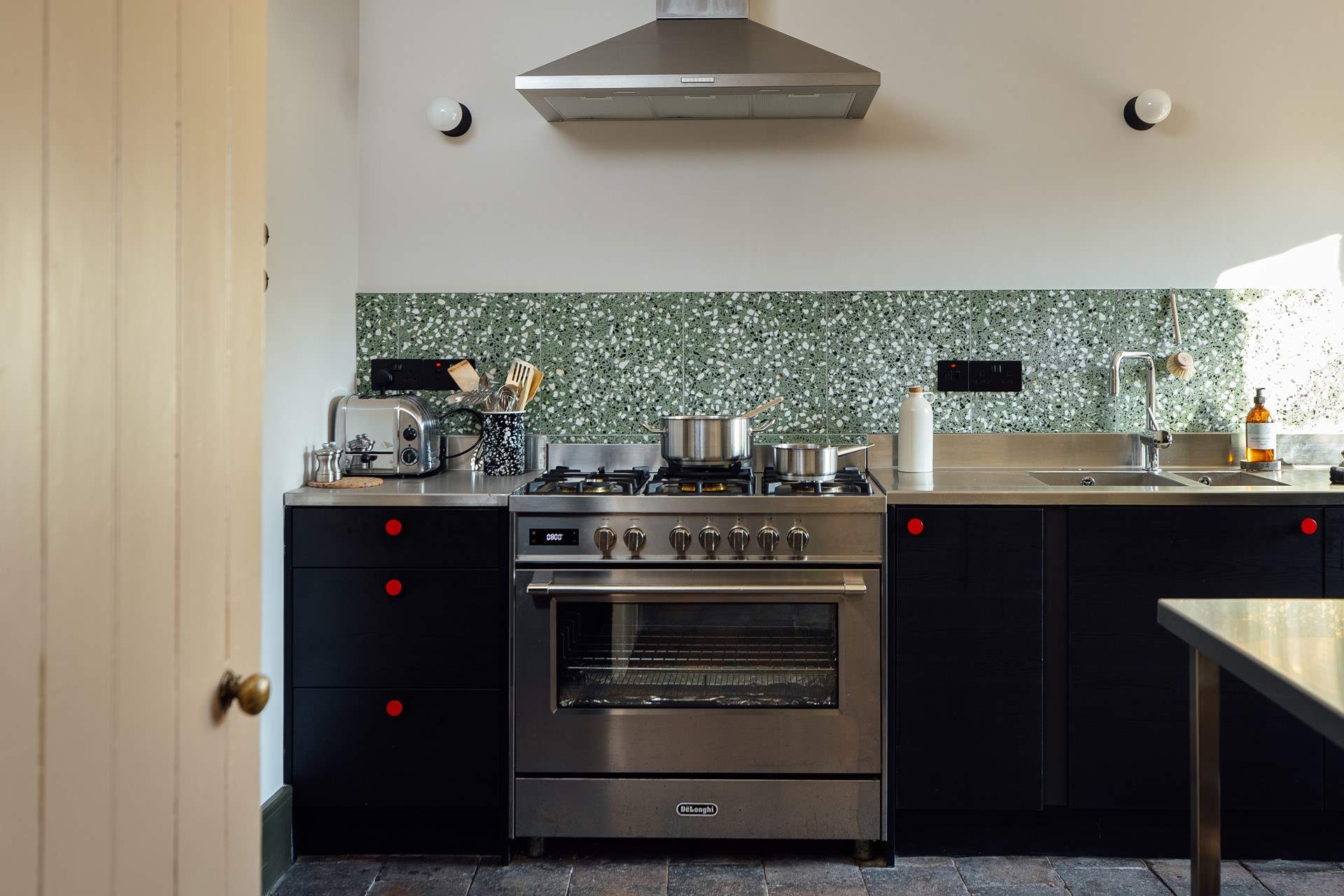 All you need and more in the well-equipped kitchen. 