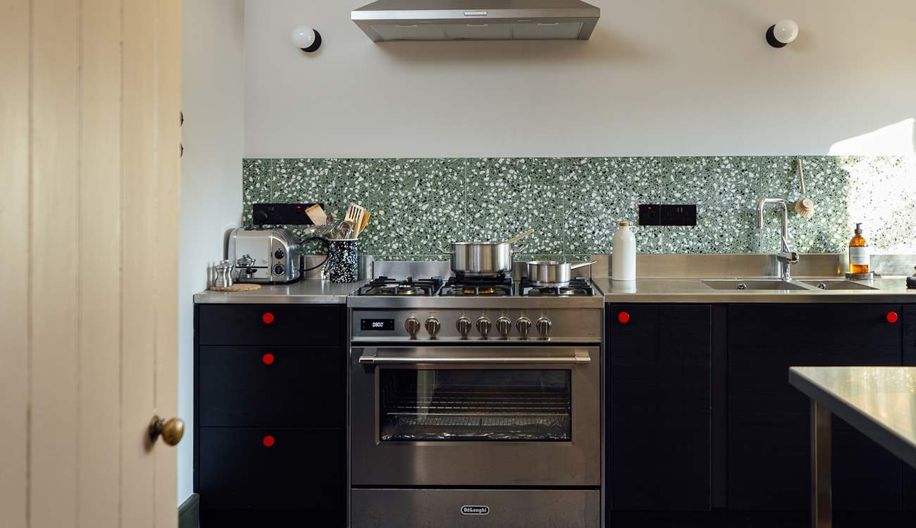 All you need and more in the well-equipped kitchen. 