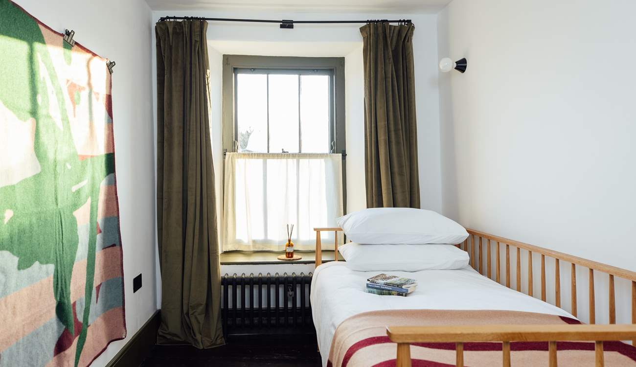Rear facing bedroom 3, overlooking the garden. 