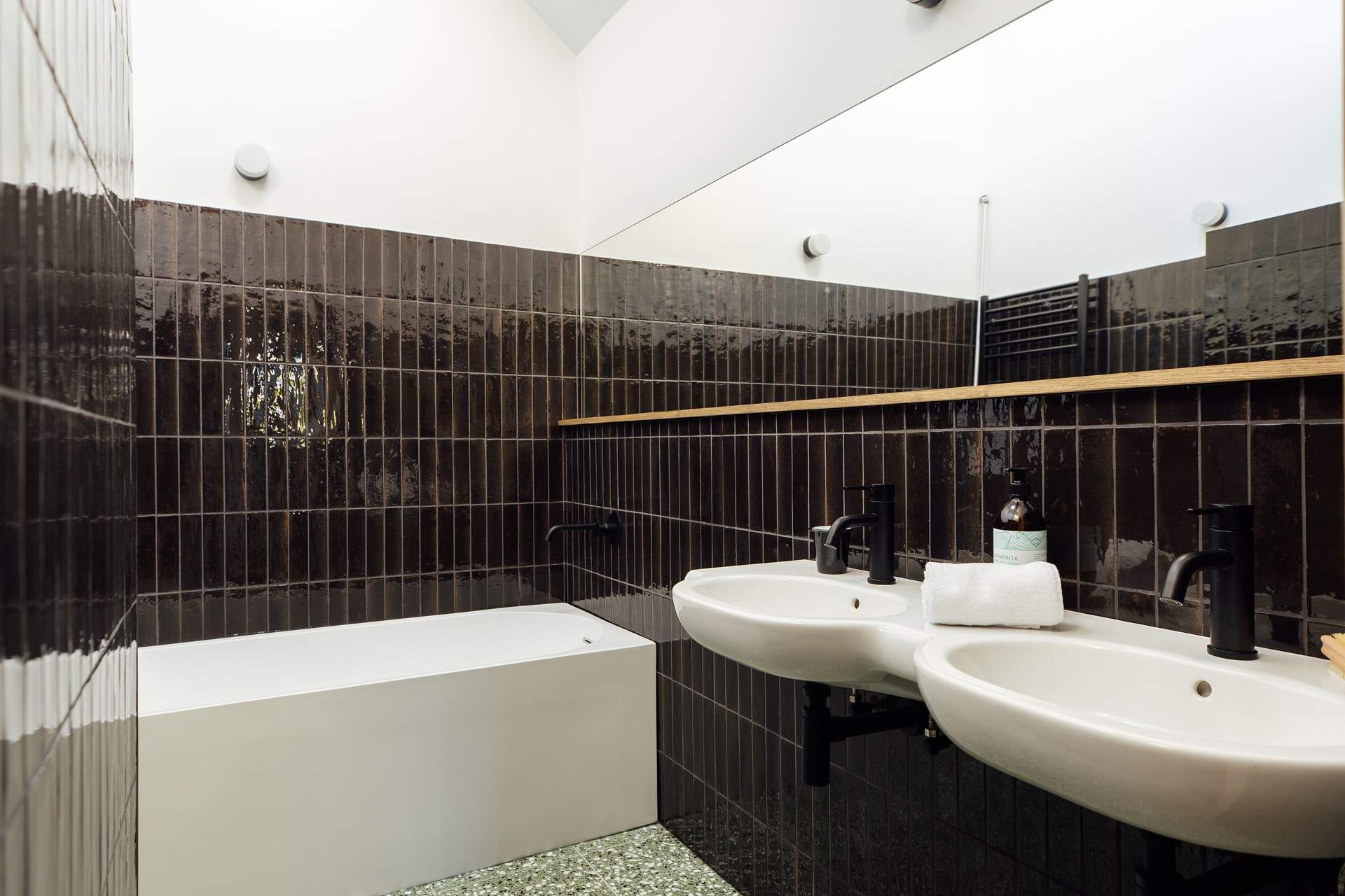 A very contemporary touch, the beautifully crafted contemporary bathroom, with high ceiling, sits harmoniously within the Victorian walls. 