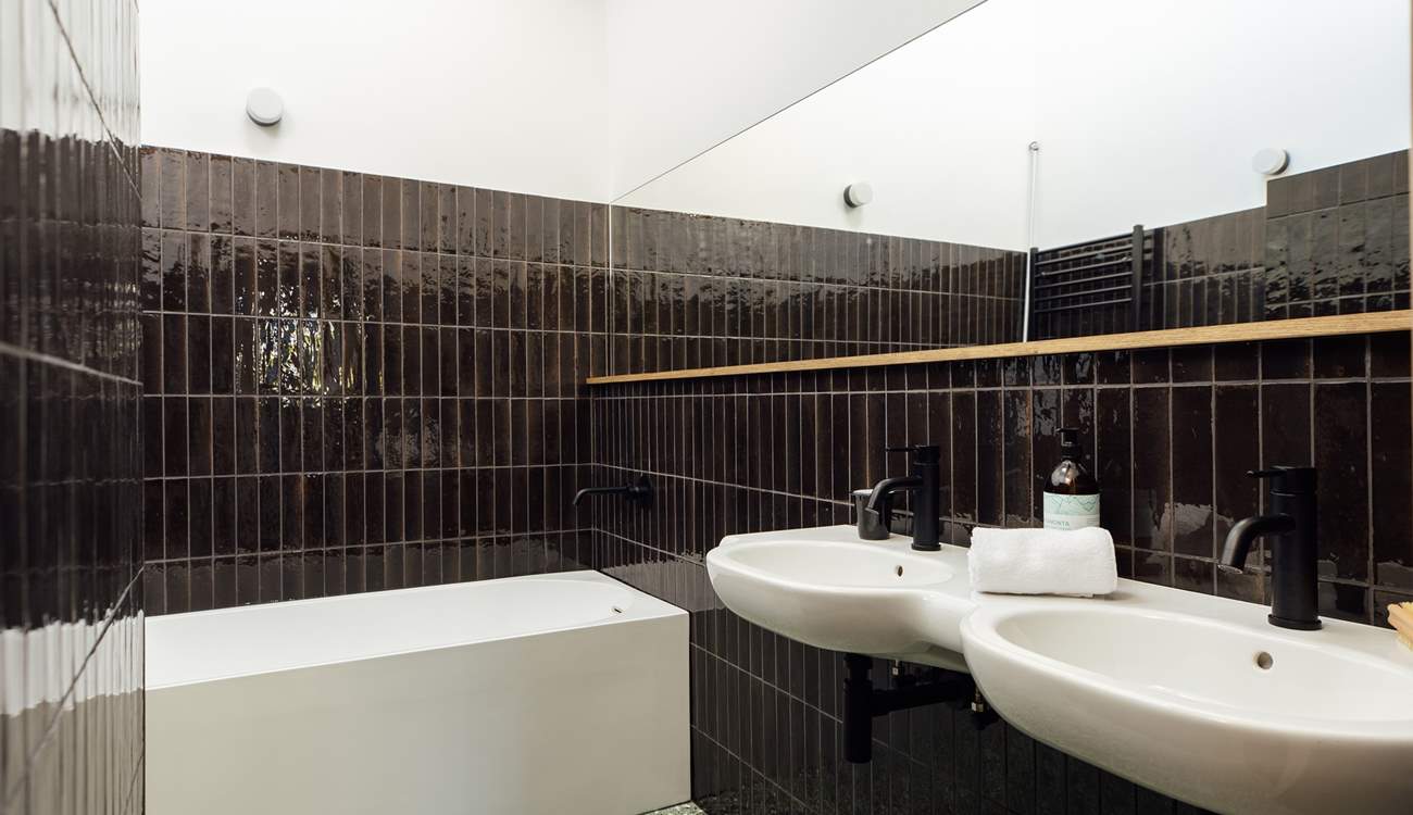 A very contemporary touch, the beautifully crafted contemporary bathroom, with high ceiling, sits harmoniously within the Victorian walls. 