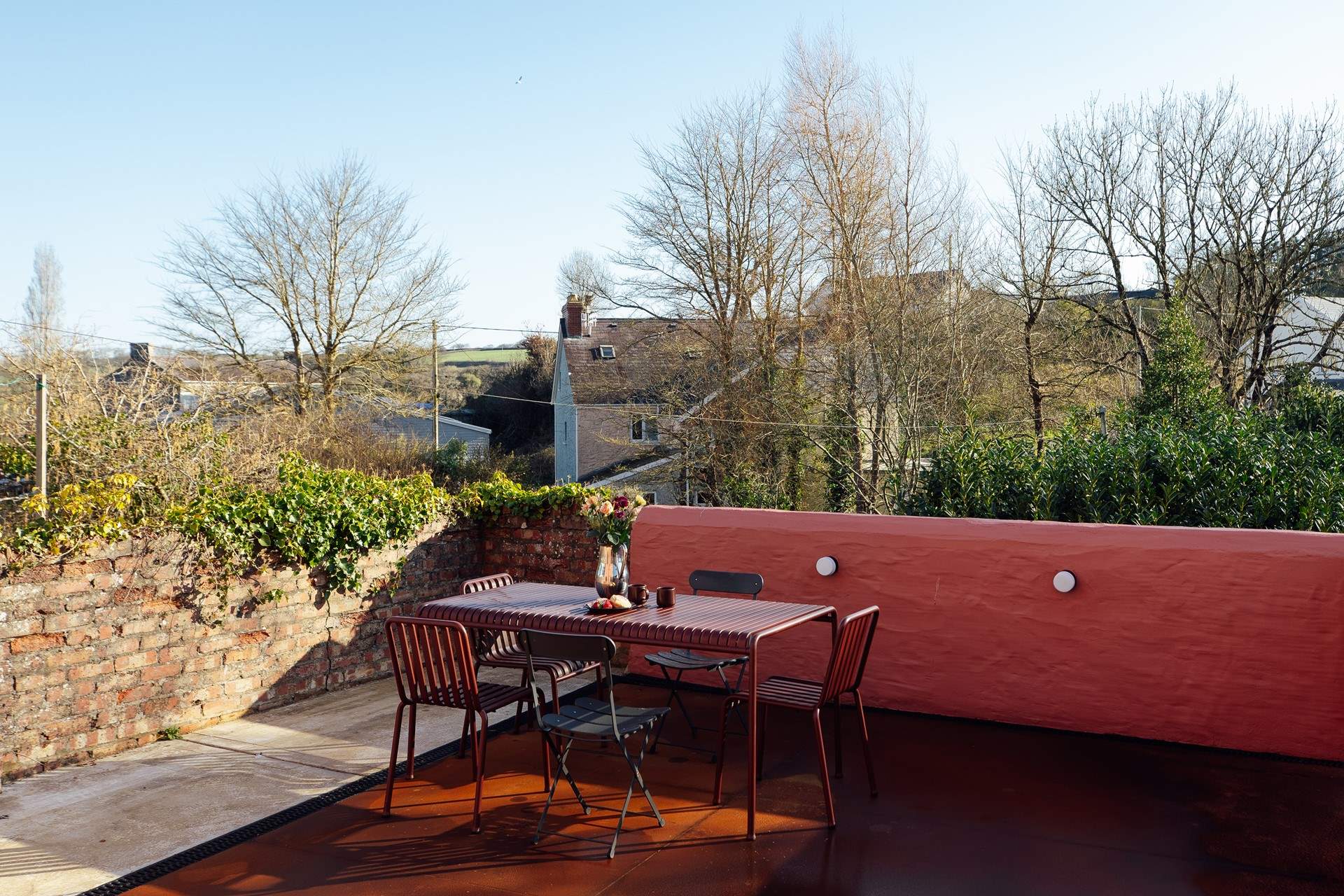 Enjoy breakfasts on the sunny patio above the garden, or end the day under the starry sky. 