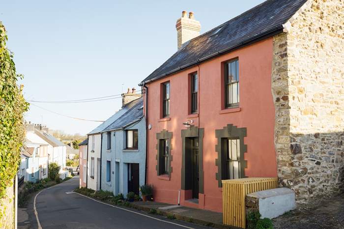Ty Pinc is a 3 bedroom, dog friendly holiday cottage near the beach in Cardigan.
