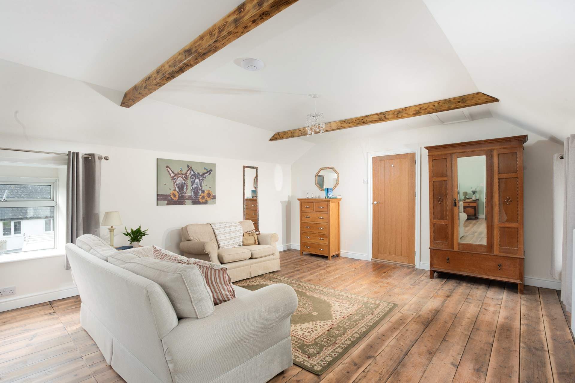 And the bedroom also has a sitting-area for relaxing.