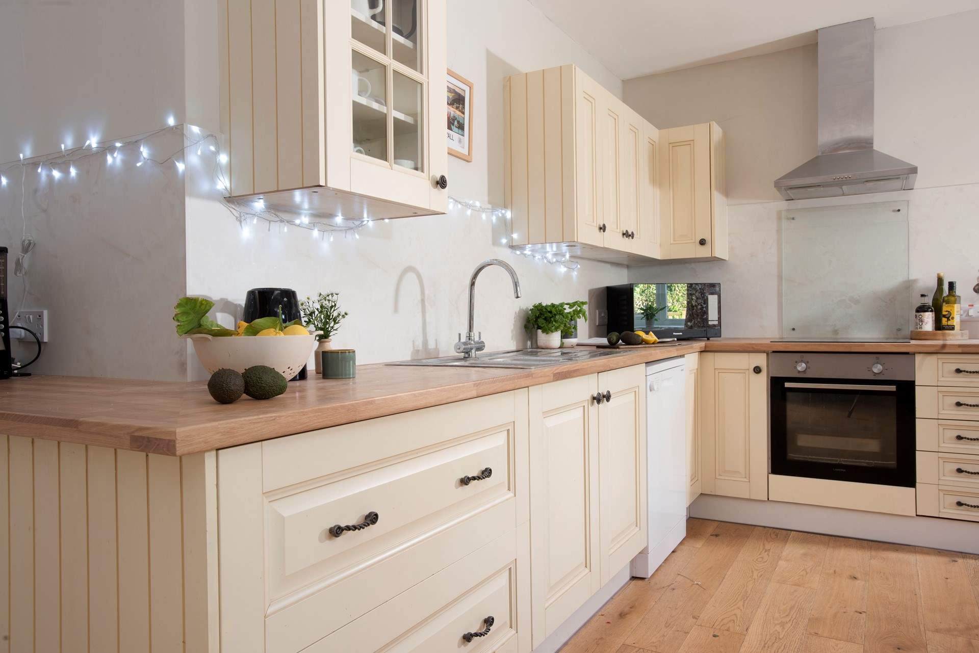 The kitchen has all you need to serve up everything from a hearty Full English to simple suppers.