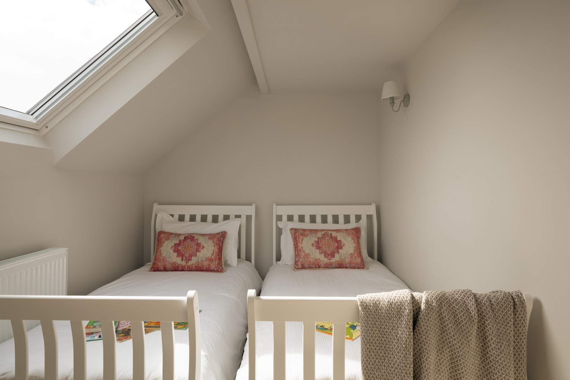 Holly Tree is for six people but there is an extra bedroom with two single beds for your convenience. 