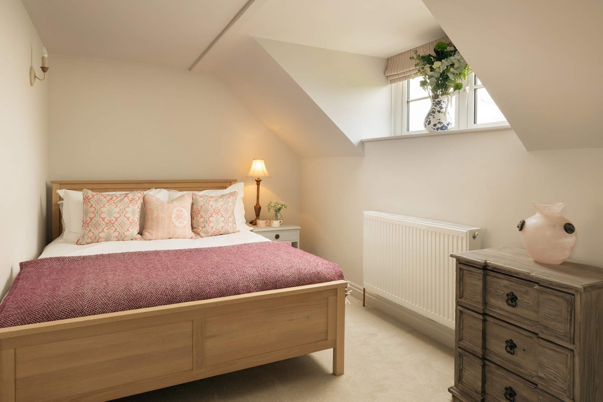 A calm and relaxing double bedroom.