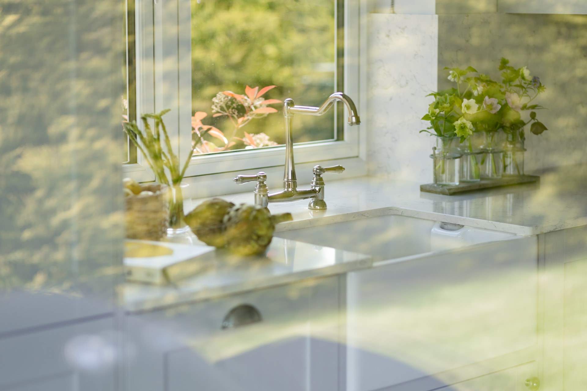 The verdant garden can be seen through the window. 