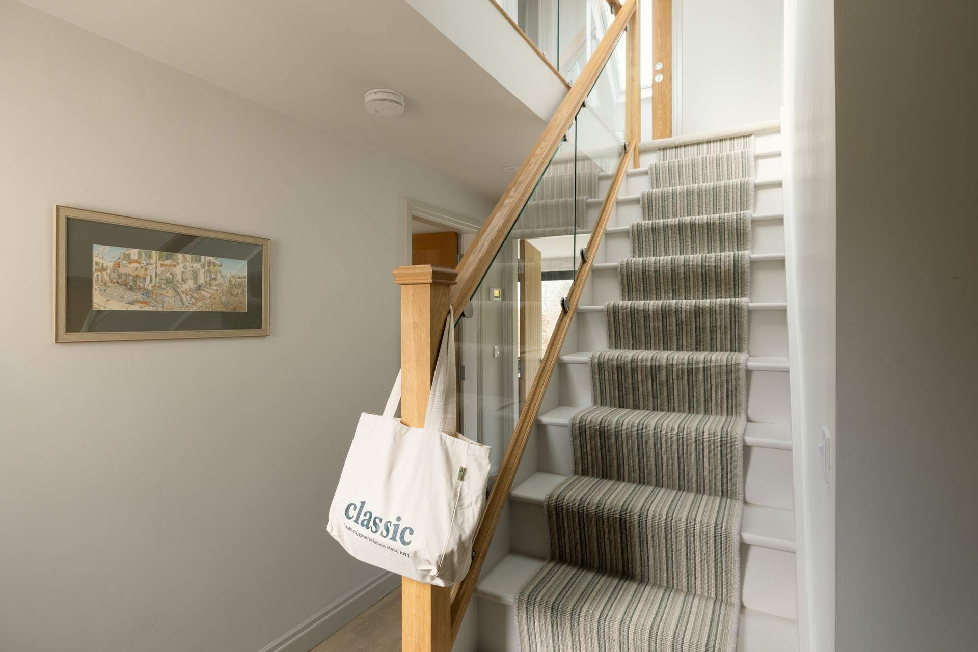 The glass balustrade gives a sense of space and light. 