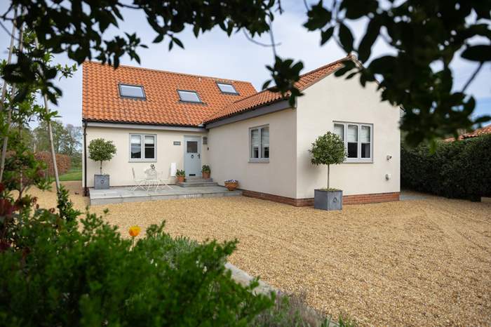 Holly Tree is a 4 bedroom, dog friendly self catering cottage near York.