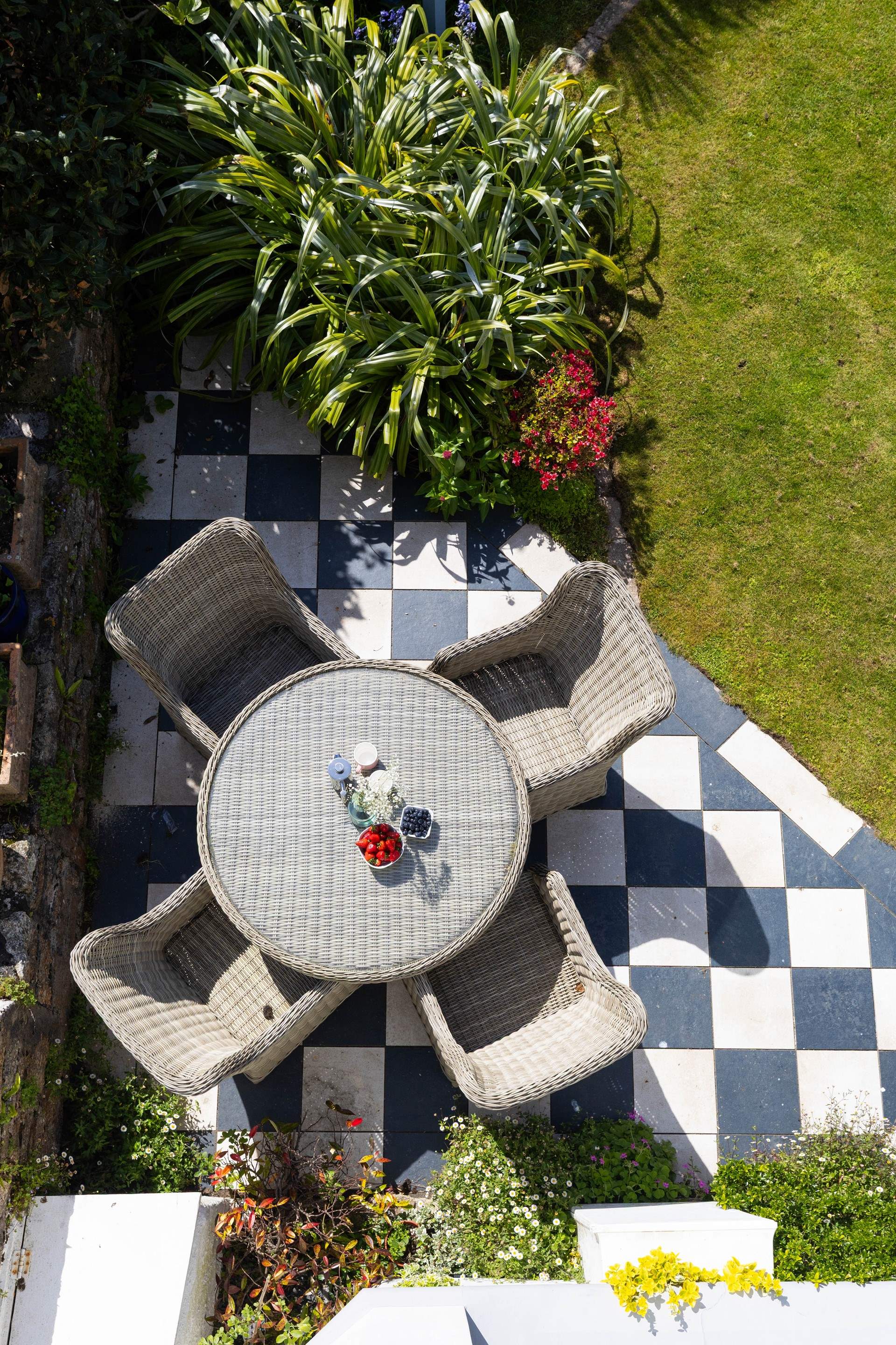 Time for a coffee in the sunshine. 