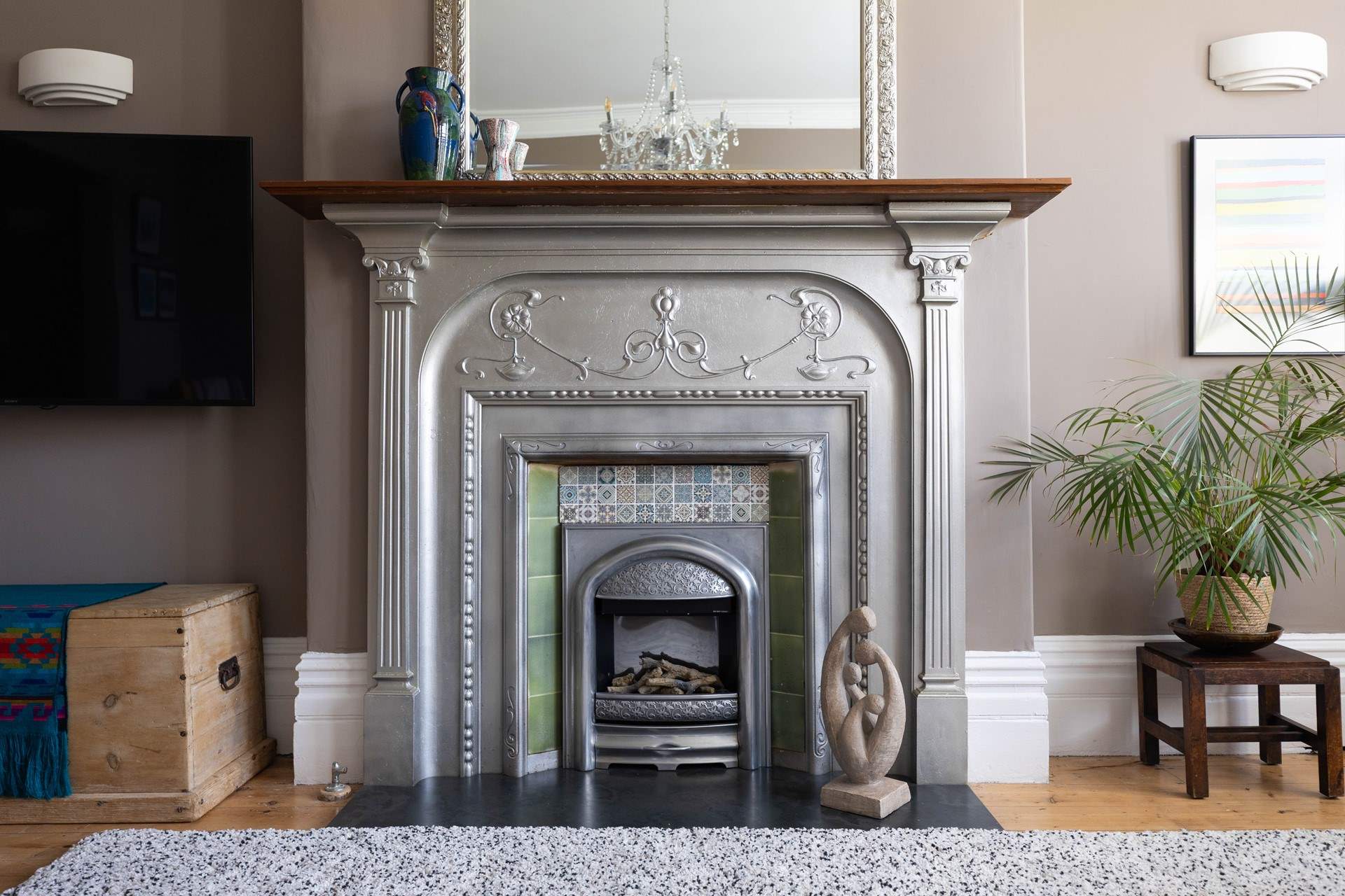 So many beautiful original features. 