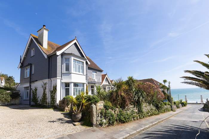 The Rathgowry is a 5 bedroom holiday cottage with sea views in Falmouth, South Cornwall.