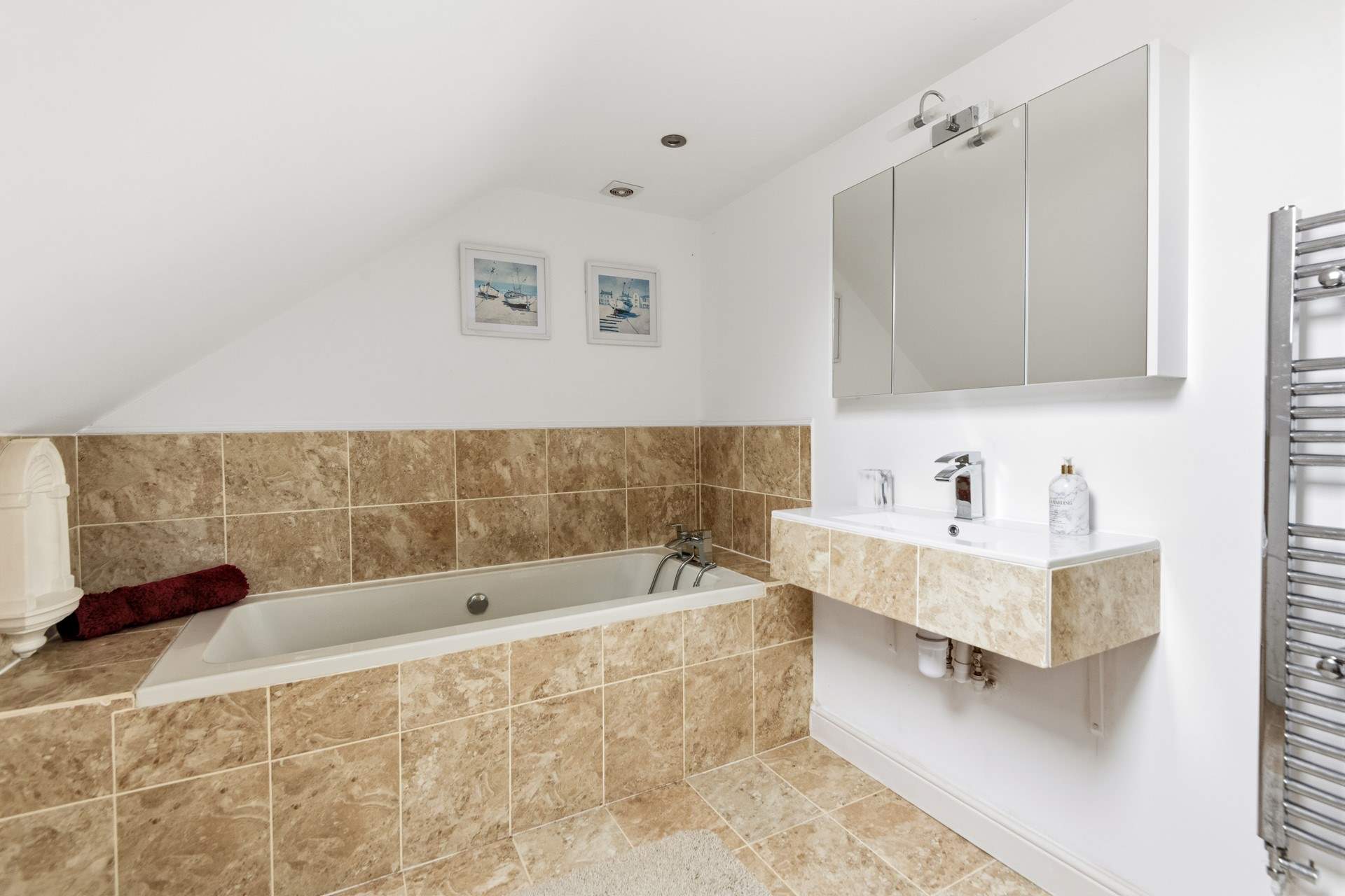 The spacious en suite bathroom.