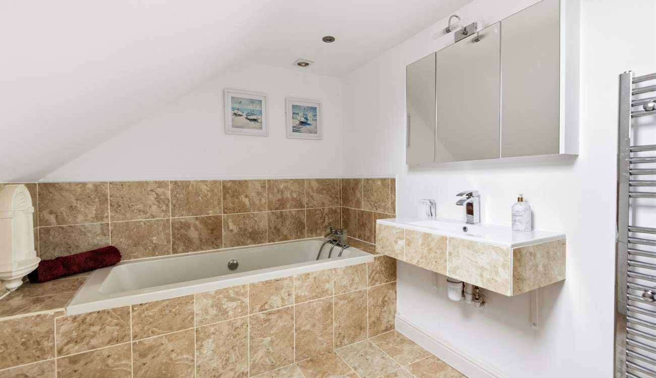 The spacious en suite bathroom.