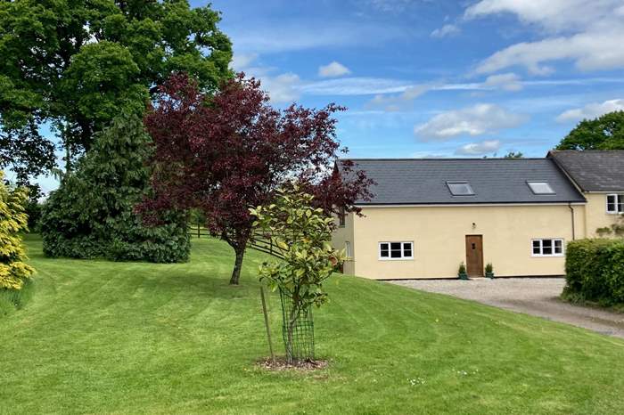 Northleigh Barn,Sleeps 4 + 2 cots, 7.3 miles NW of Crediton