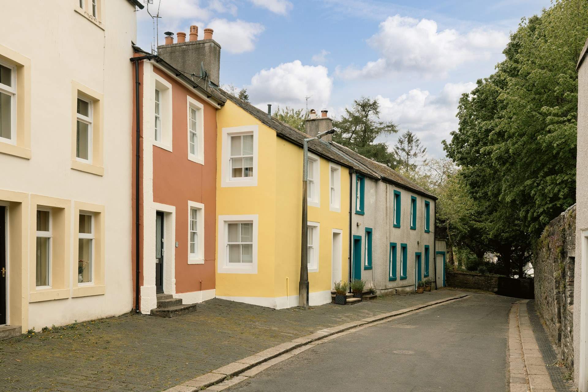 This cosy pink cottage is only steps away from the river and the town centre.