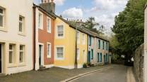 This cosy pink cottage is only steps away from the river and the town centre.