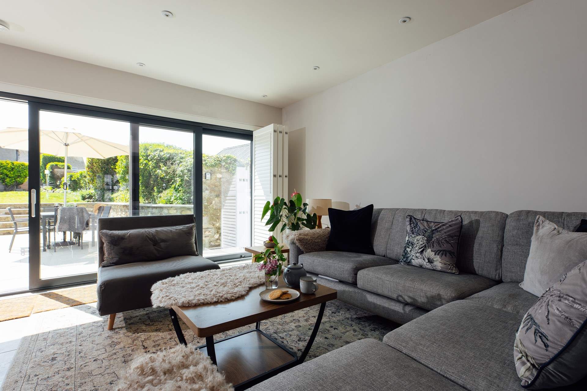 Sunshine streams into the tasteful sitting-room. 