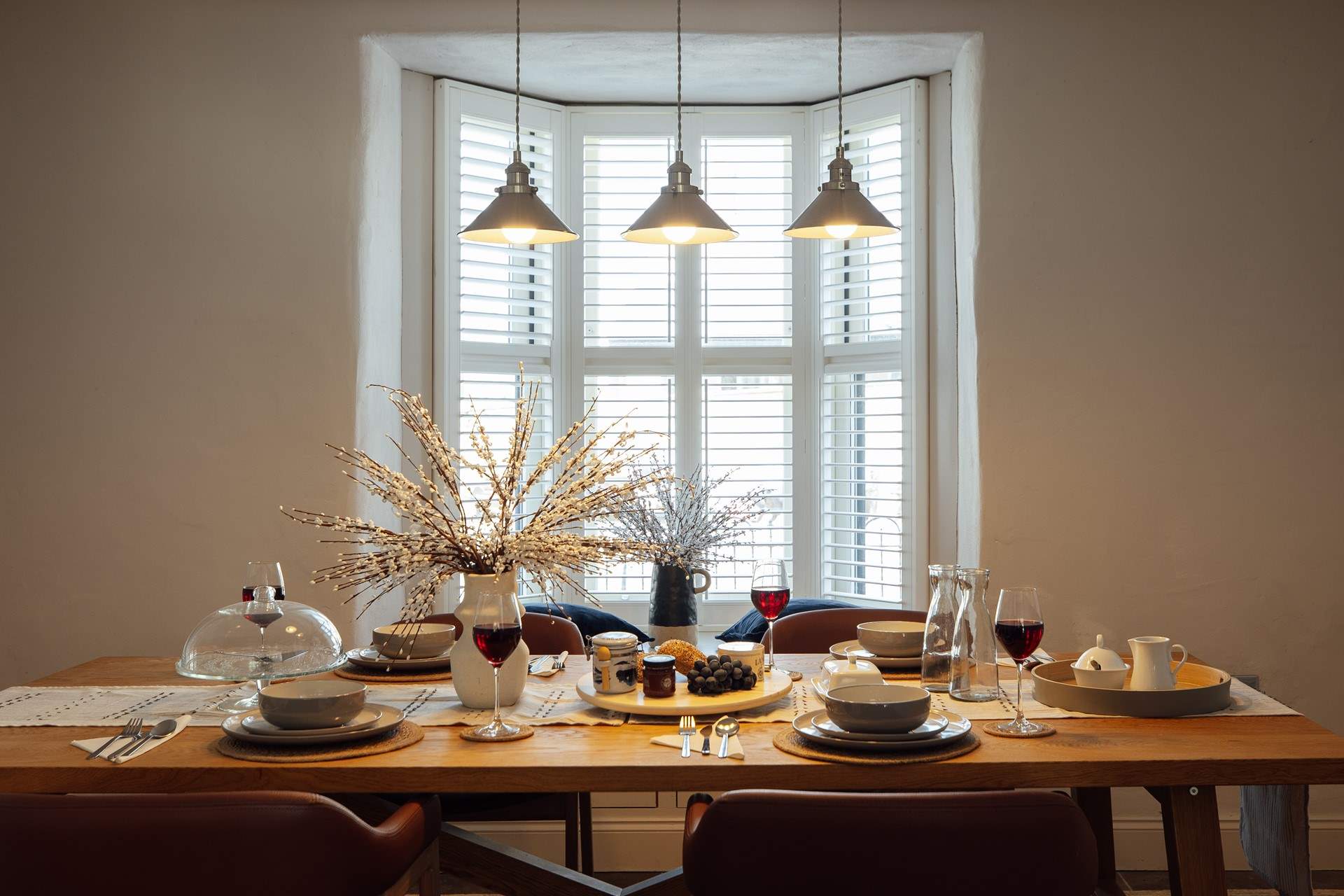 Gather round for leisurely holiday meals. 