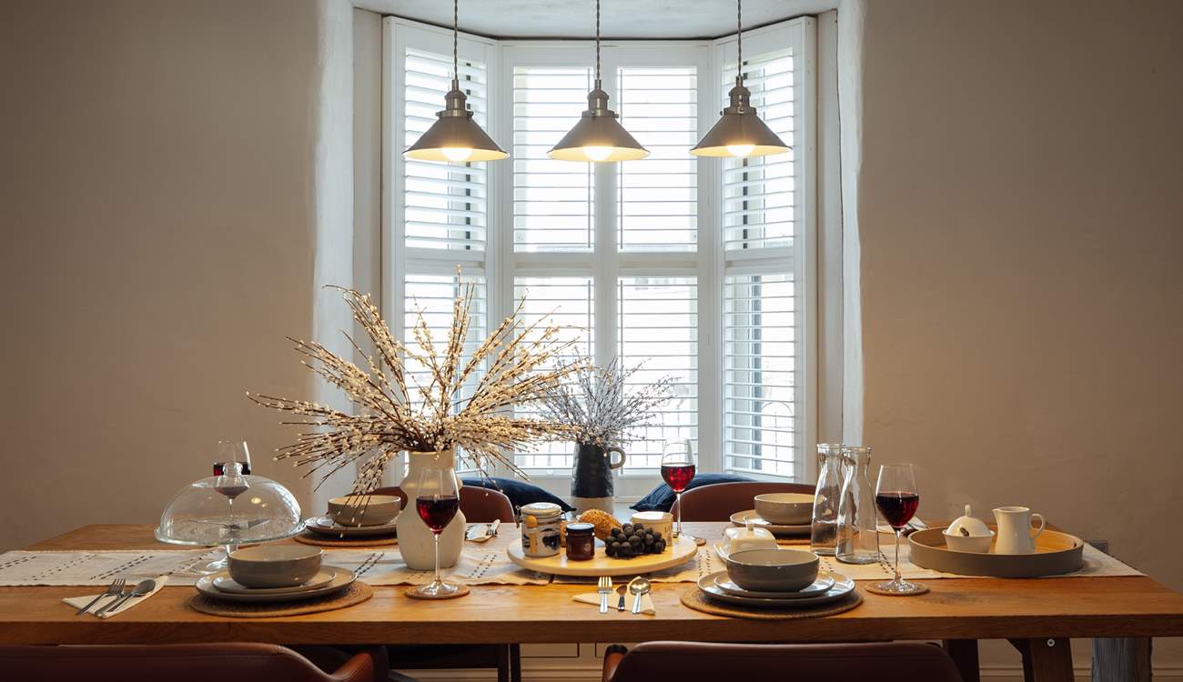 Gather round for leisurely holiday meals. 