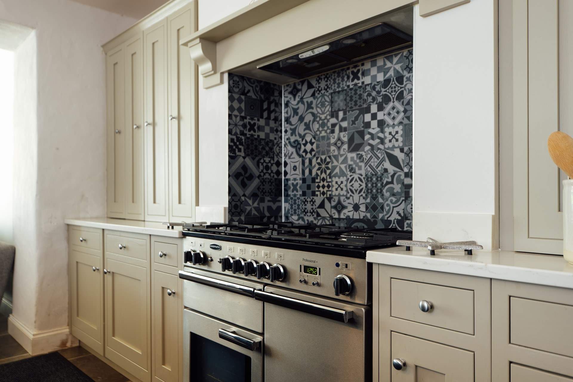 You'll find all you need in the well-equipped, stylish kitchen. 