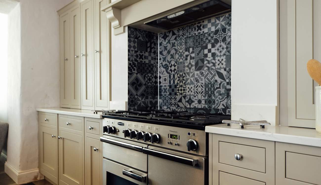 You'll find all you need in the well-equipped, stylish kitchen. 