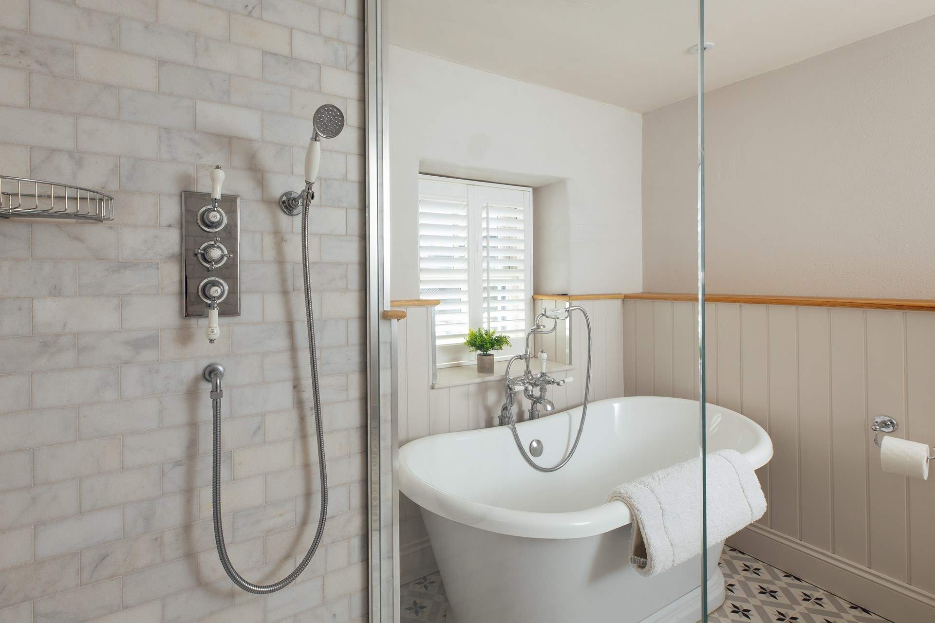 Bath or shower, you choose in the elegant bathroom. 