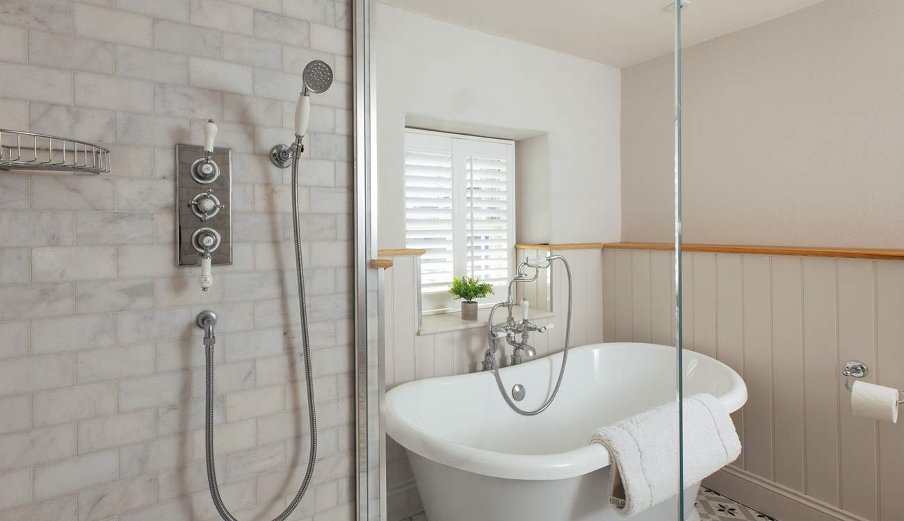 Bath or shower, you choose in the elegant bathroom. 