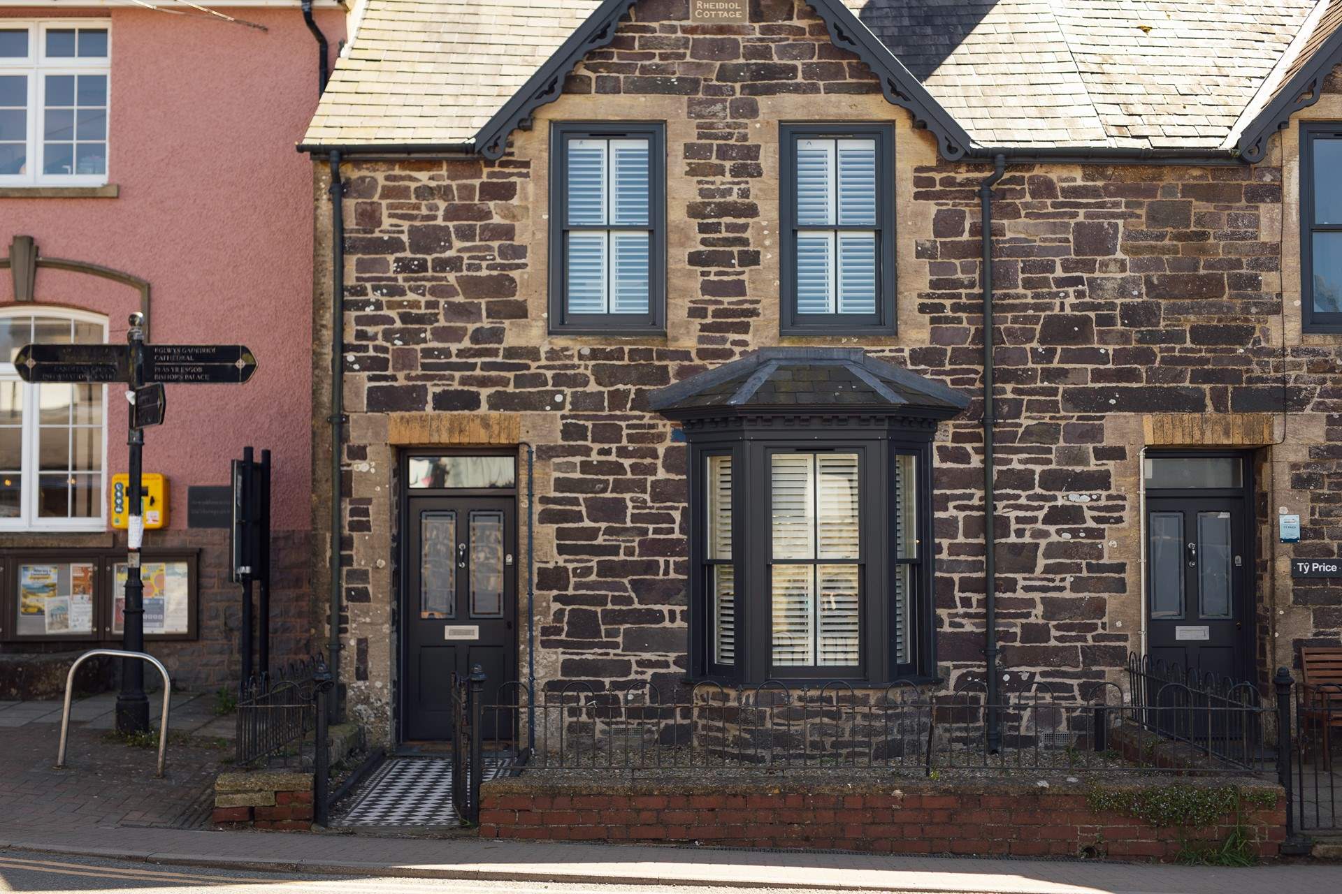 Understated, tasteful elegance awaits. Rheidiol Cottage, nestling in the heart of St Davids. has it all for a perfect Pembrokeshire break. 