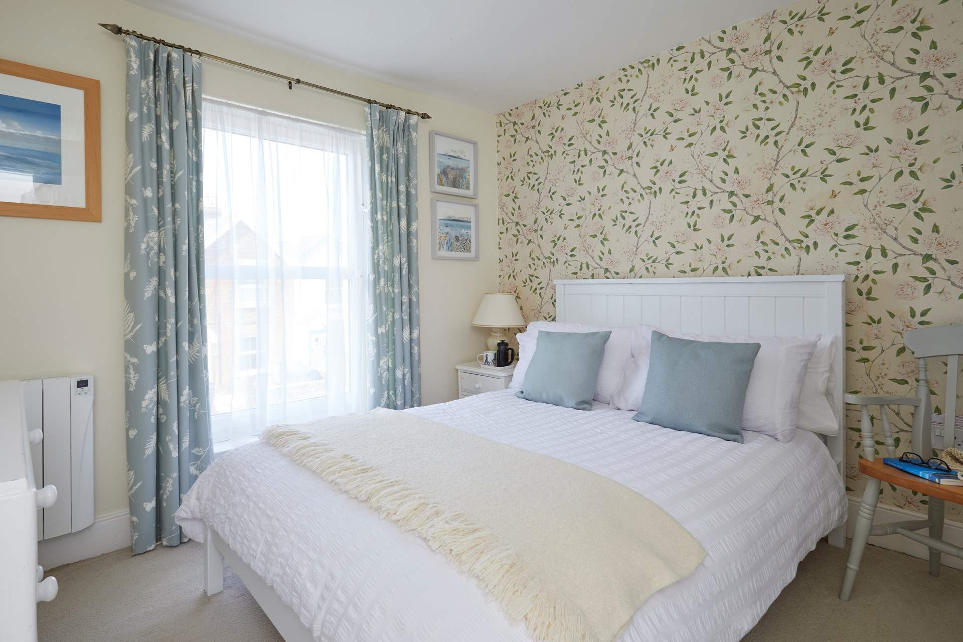 The very pretty double bedroom.