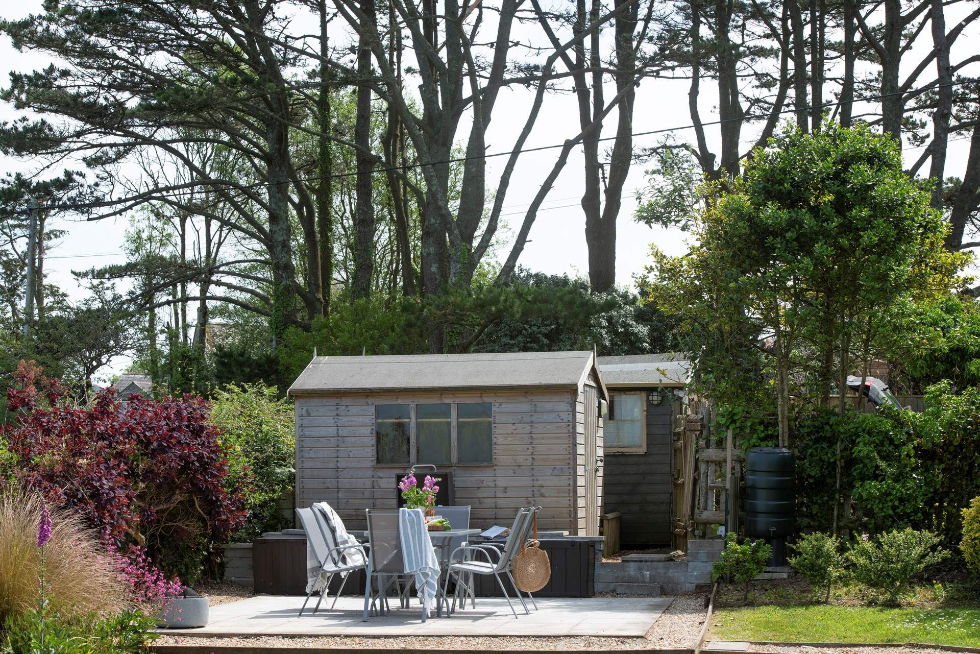 Gather friends and family around the barbecue, the perfect spot for al fresco dining.