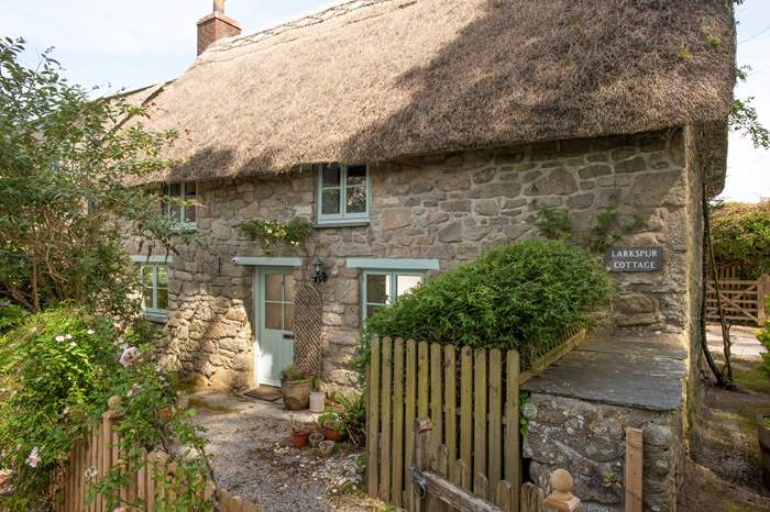 Larkspur Cottage is a 3 bedroom, dog friendly cottage near the beach in Praa Sands.