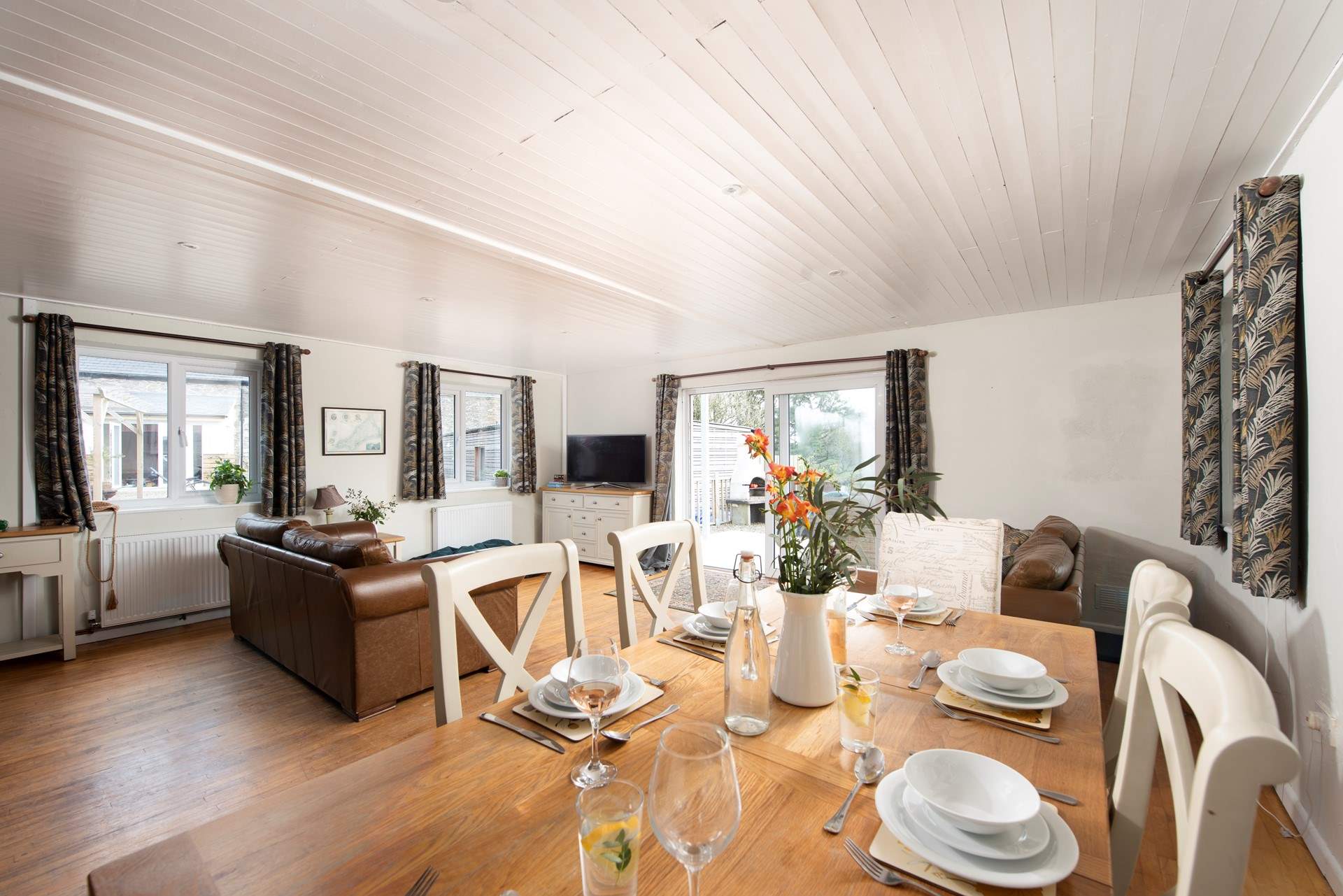 From leisurely breakfasts and simple suppers, gather around the dining-table.