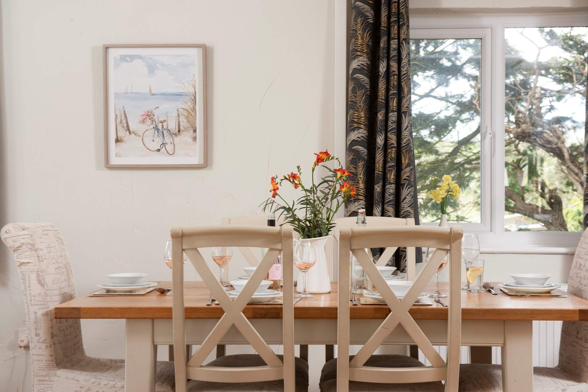 A welcoming dining space designed for easy, everyday gatherings.