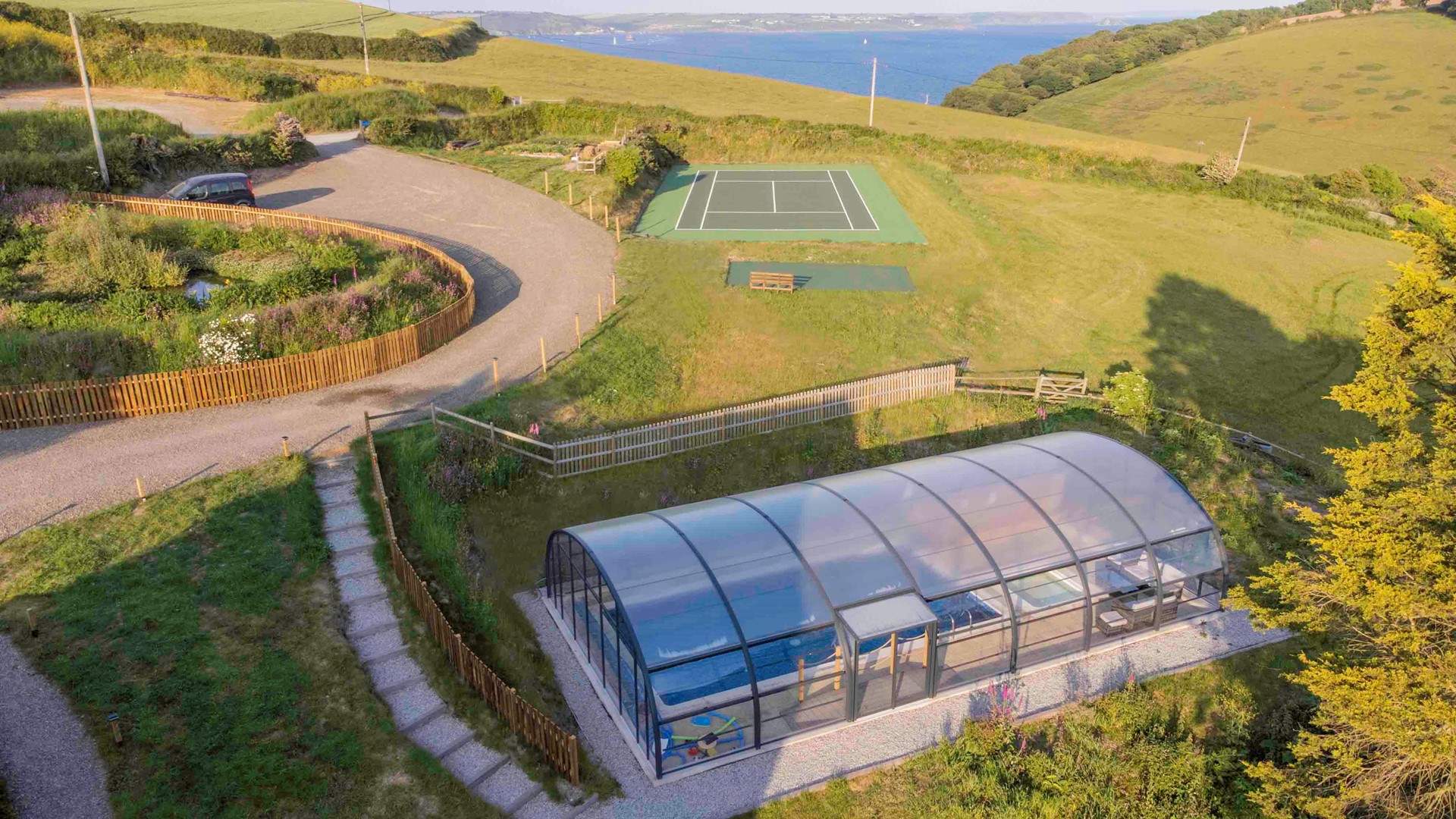 Wringford Cottages are set in the heart of the countryside yet only a 10 minute walk from the sea.