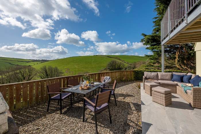 Hollyhocks is a 3 bedroom, dog friendly cottage near the beach in Kingsand, Cornwall.