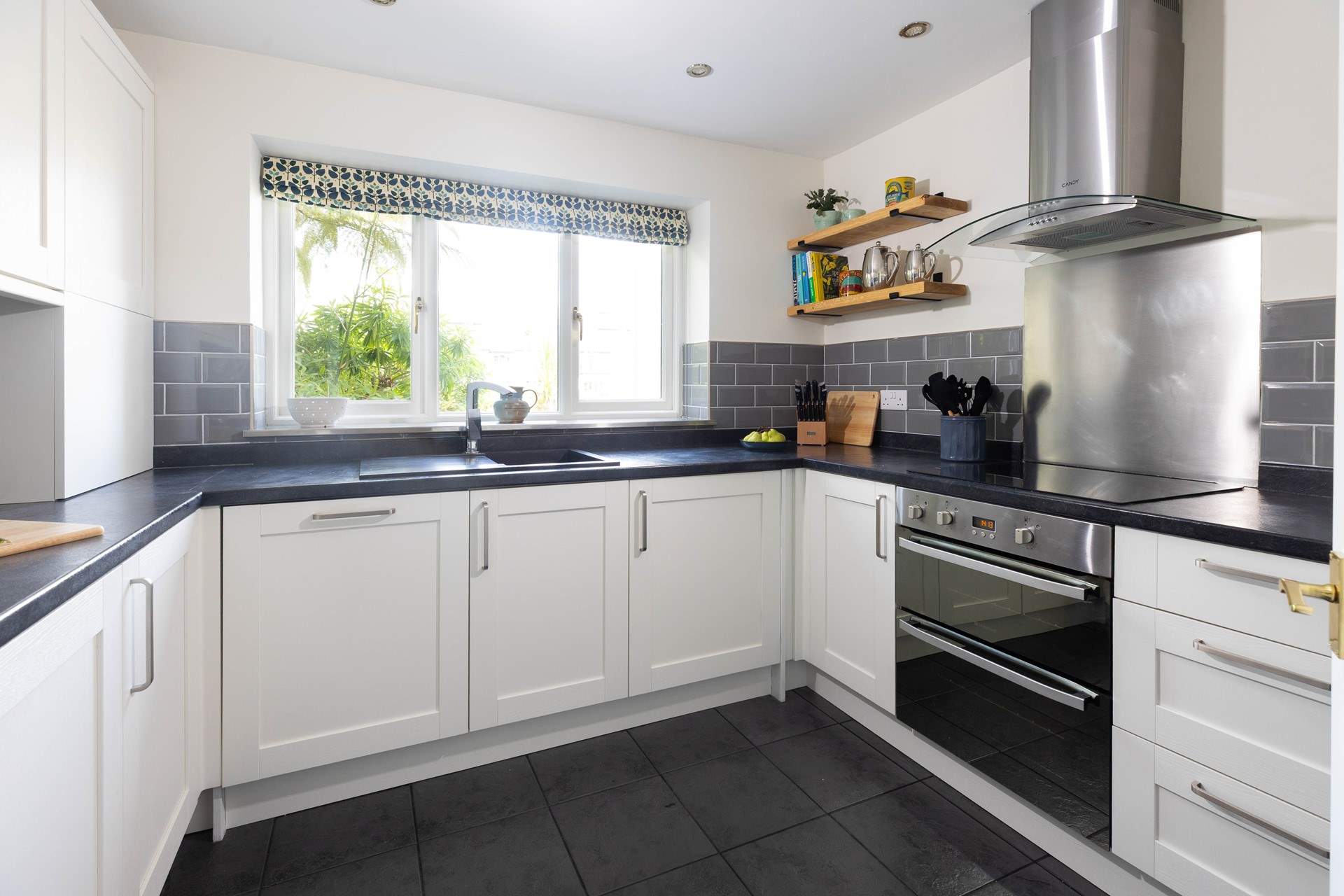 The modern kitchen is so well-equipped. 