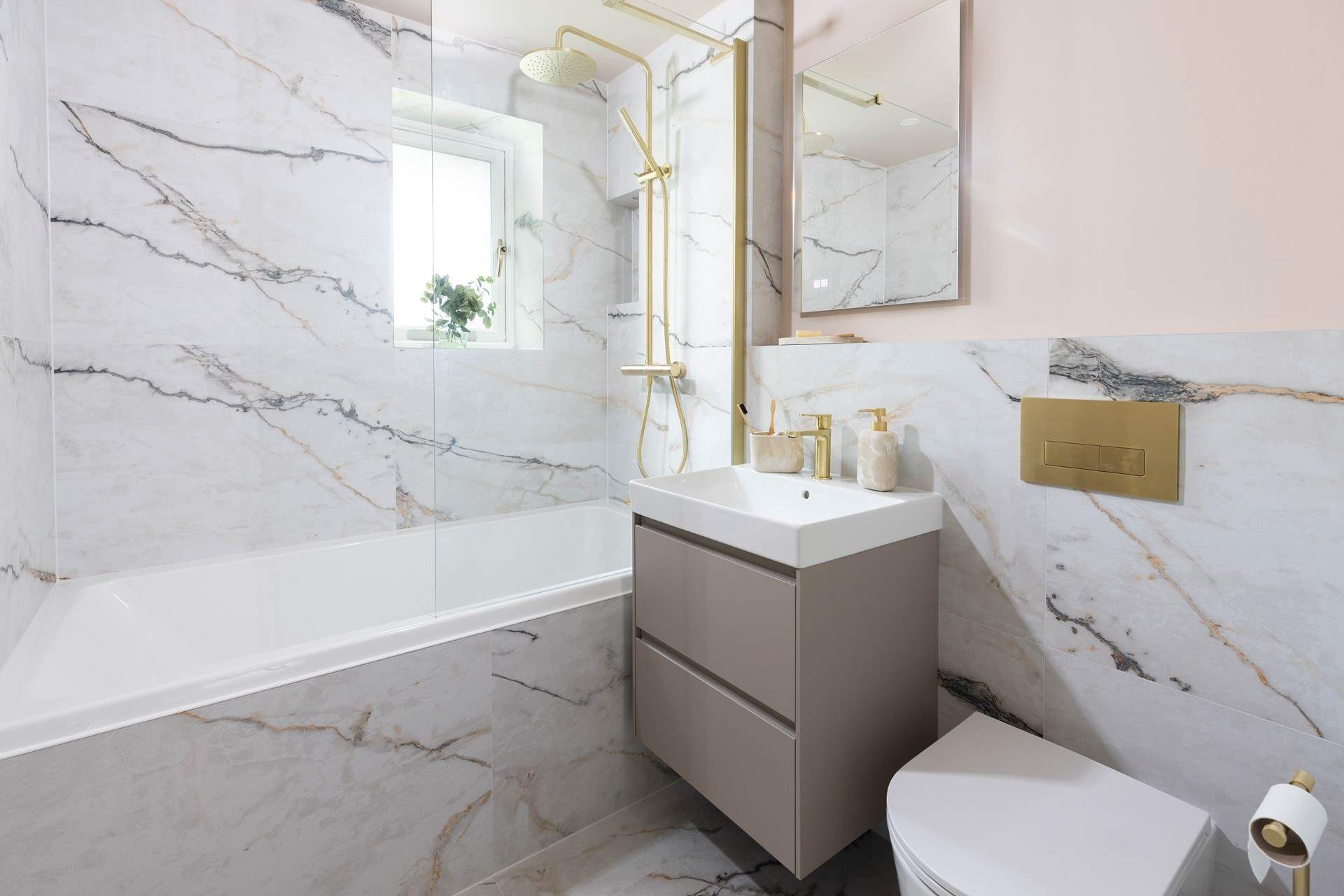 The stunning bathroom. 