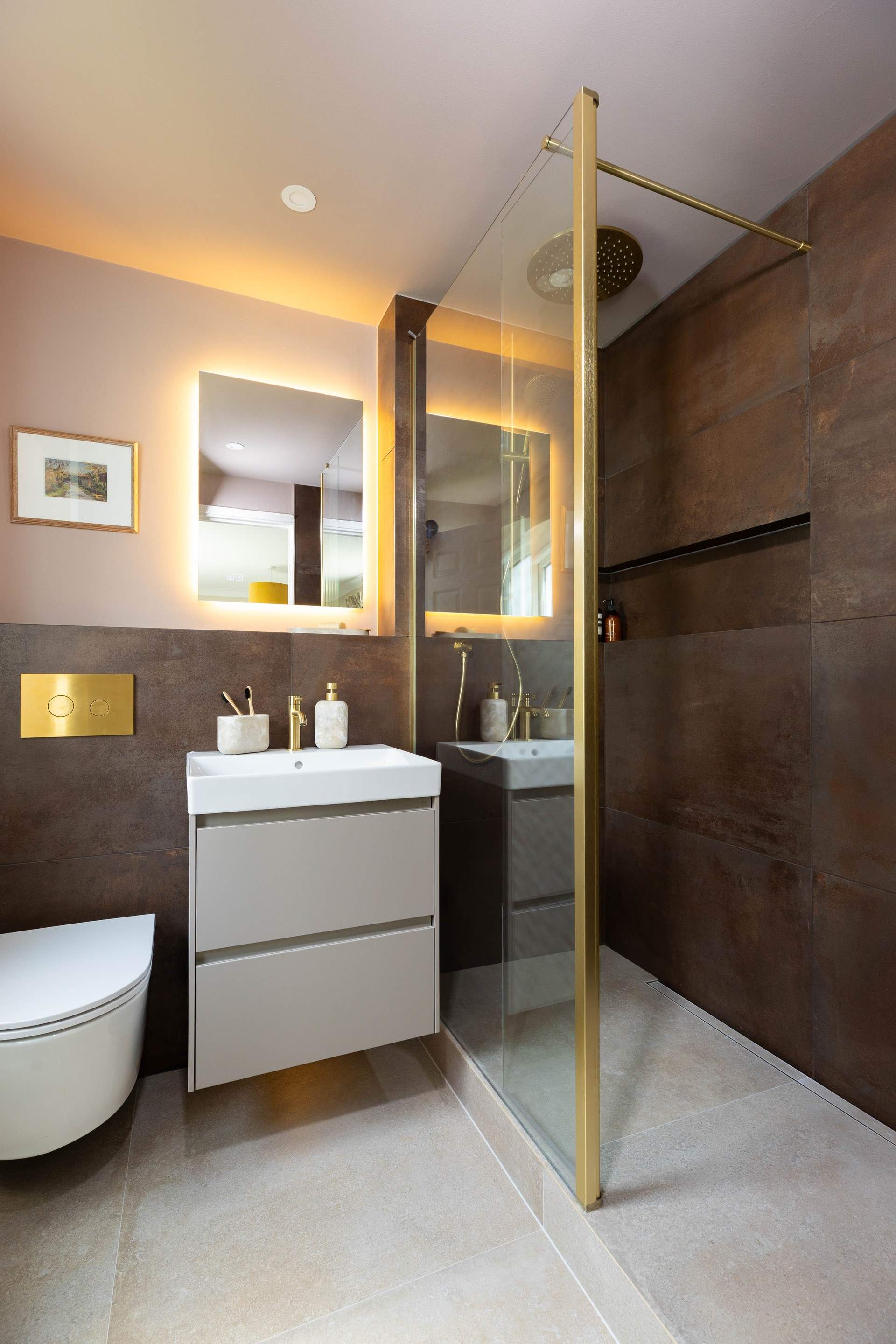 The stylish en-suite for bedroom 1. 
