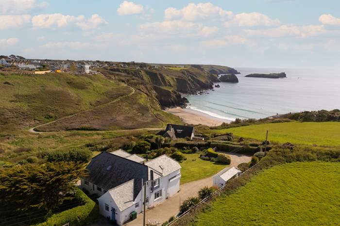 Col Ros is a 5 bedroom, dog friendly cottage with sea views in Mullion, Cornwall.