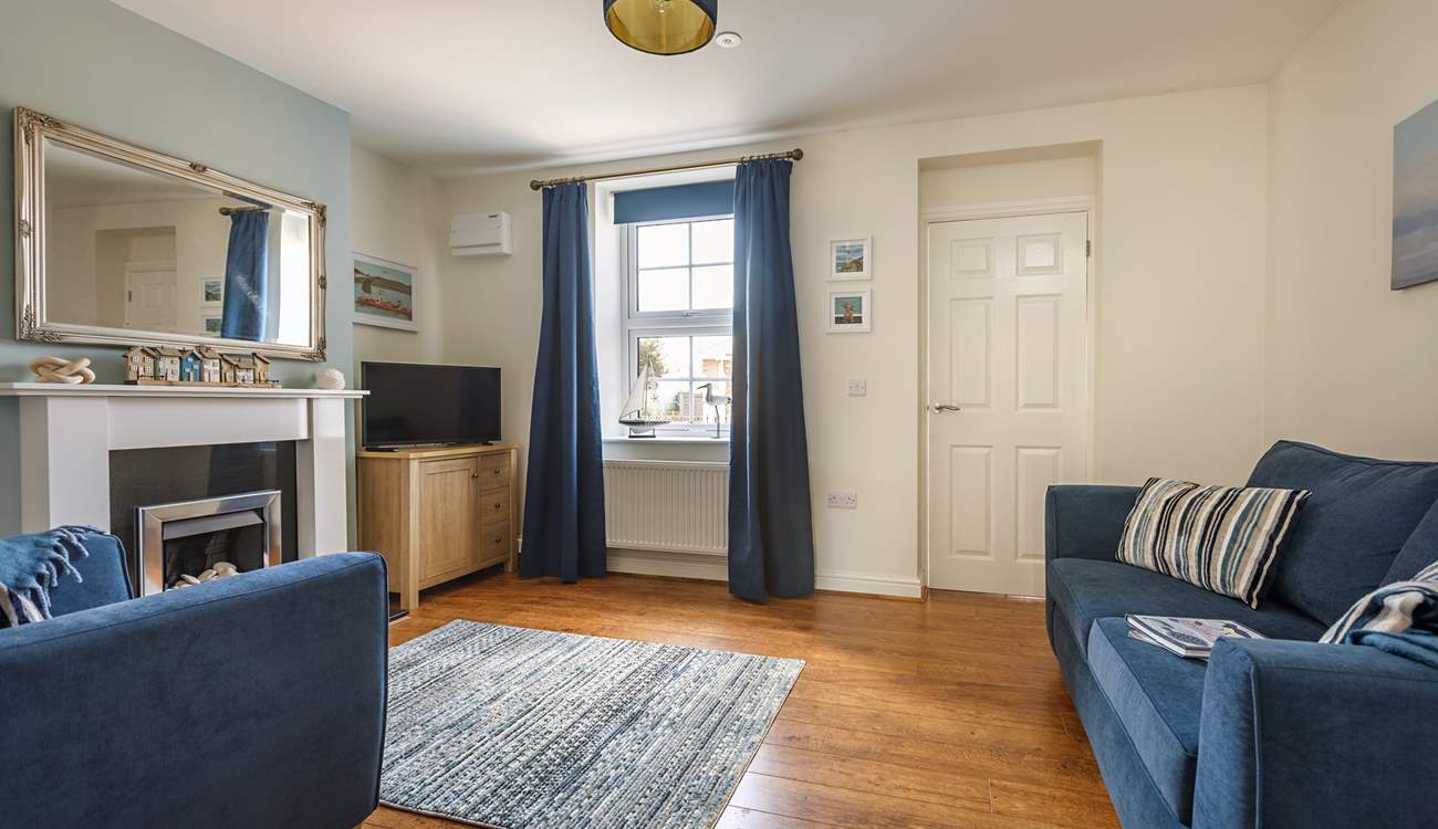 The sitting-room is beautifully furnished with a seaside theme. 
